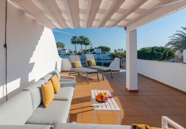 Apartamento en Estepona - Beachside Penthouse with Rooftop Terrace & Pool