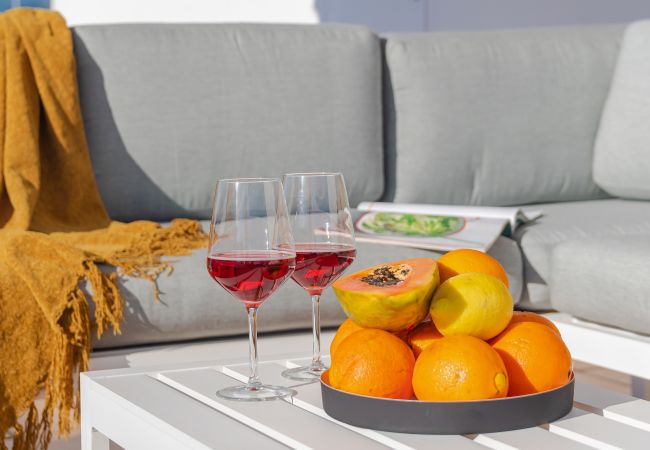 Apartamento en Estepona - Beachside Penthouse with Rooftop Terrace & Pool