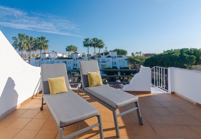 Apartamento en Estepona - Beachside Penthouse with Rooftop Terrace & Pool