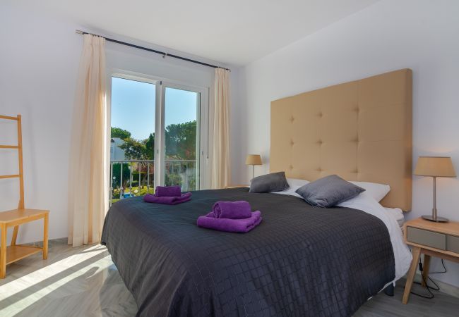Apartamento en Estepona - Beachside Penthouse with Rooftop Terrace & Pool