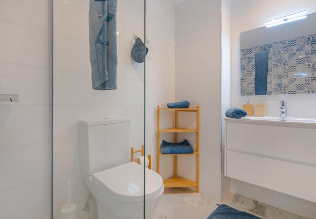 Apartamento en Estepona - Beachside Penthouse with Rooftop Terrace & Pool