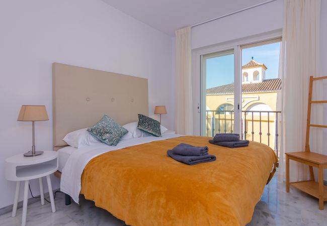 Apartamento en Estepona - Beachside Penthouse with Rooftop Terrace & Pool