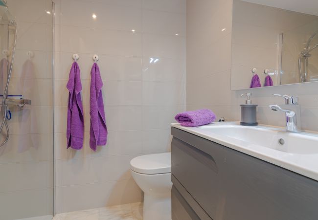 Apartamento en Estepona - Beachside Penthouse with Rooftop Terrace & Pool