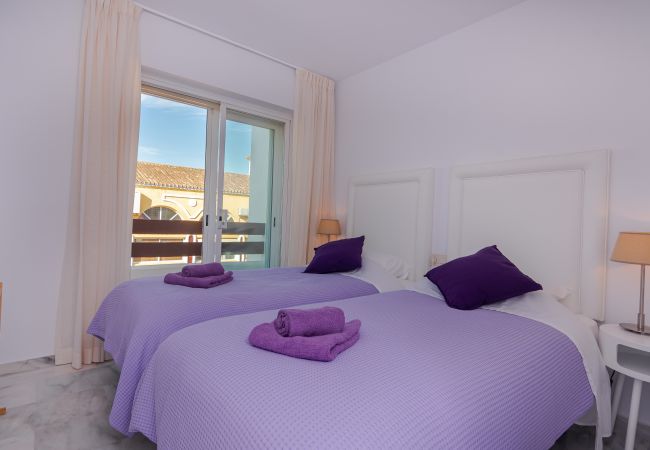Apartamento en Estepona - Beachside Penthouse with Rooftop Terrace & Pool