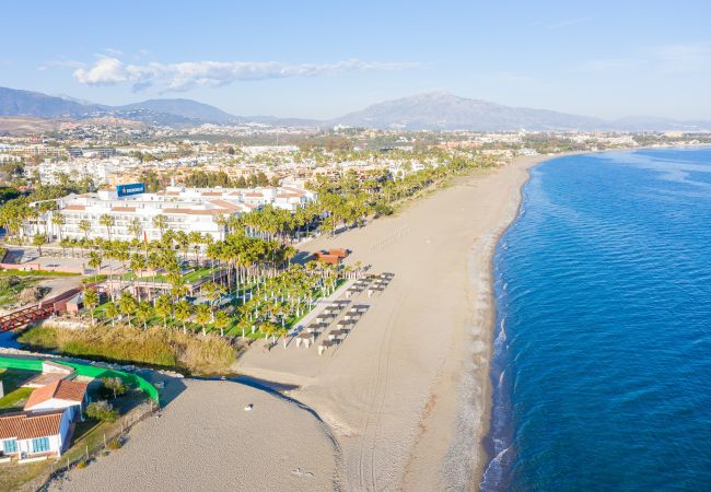 Apartamento en Estepona - Beachside Penthouse with Rooftop Terrace & Pool