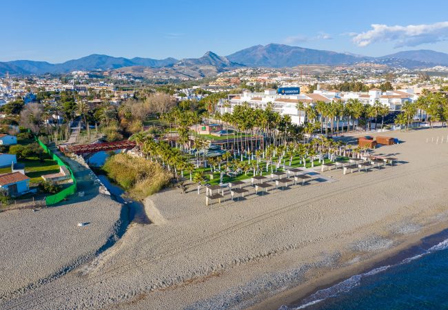 Apartamento en Estepona - Beachside Penthouse with Rooftop Terrace & Pool
