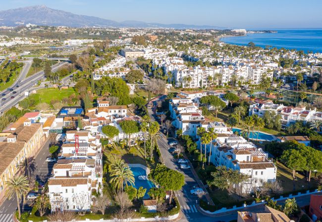 Apartamento en Estepona - Beachside Penthouse with Rooftop Terrace & Pool