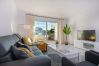 Apartamento en Estepona - Beachside Penthouse with Rooftop Terrace & Pool