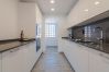 Apartamento en Estepona - Beachside Penthouse with Rooftop Terrace & Pool