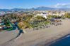Apartamento en Estepona - Beachside Penthouse with Rooftop Terrace & Pool