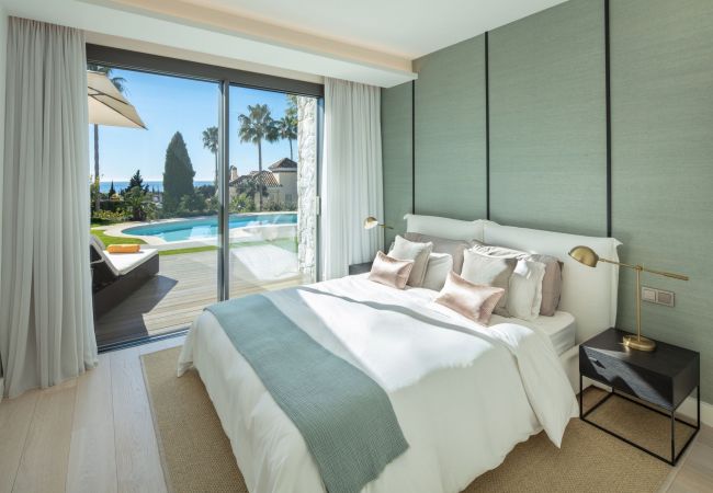 Villa en Marbella - Luxury Villa with High Security, Pool & Jacuzzi