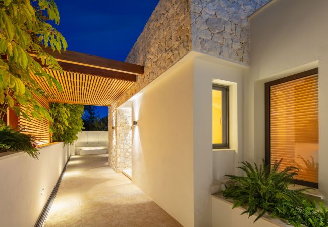 Villa en Marbella - Luxury Villa with High Security, Pool & Jacuzzi