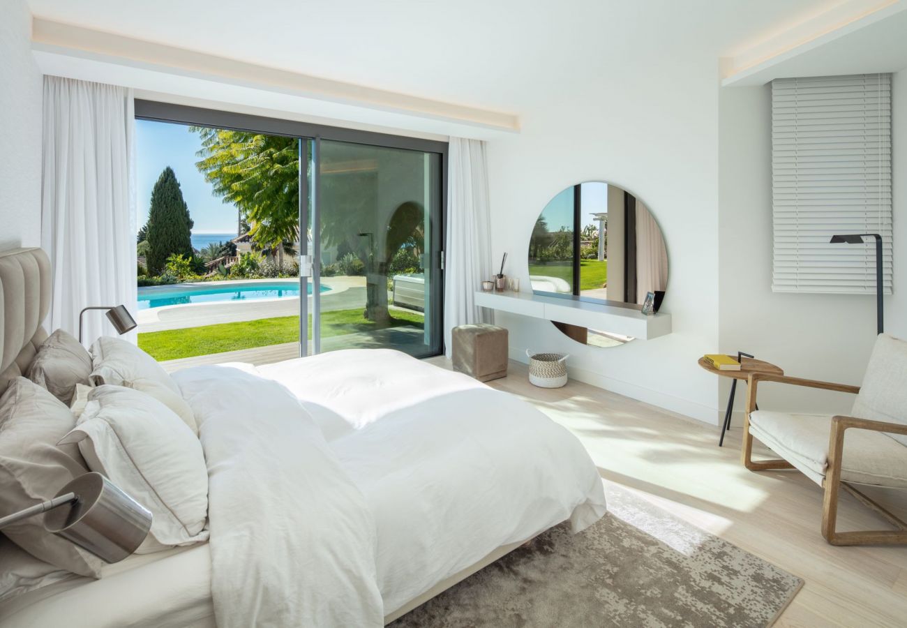 Villa en Marbella - Luxury Villa with High Security, Pool & Jacuzzi