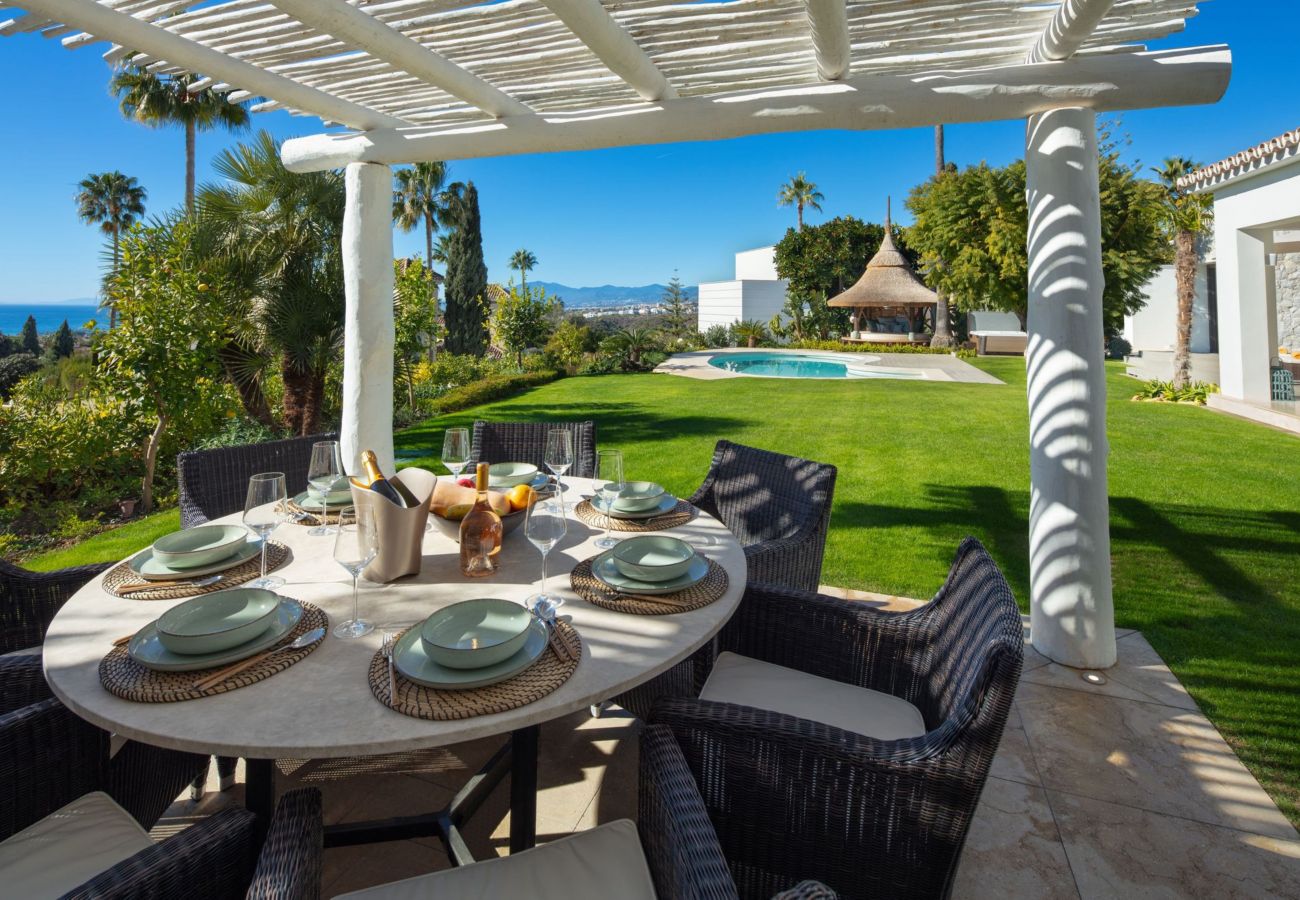 Villa en Marbella - Luxury Villa with High Security, Pool & Jacuzzi