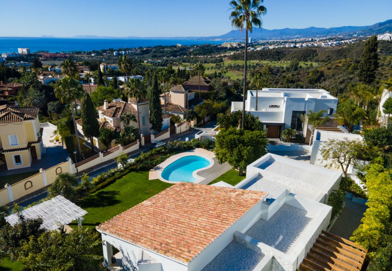 Villa en Marbella - Luxury Villa with High Security, Pool & Jacuzzi