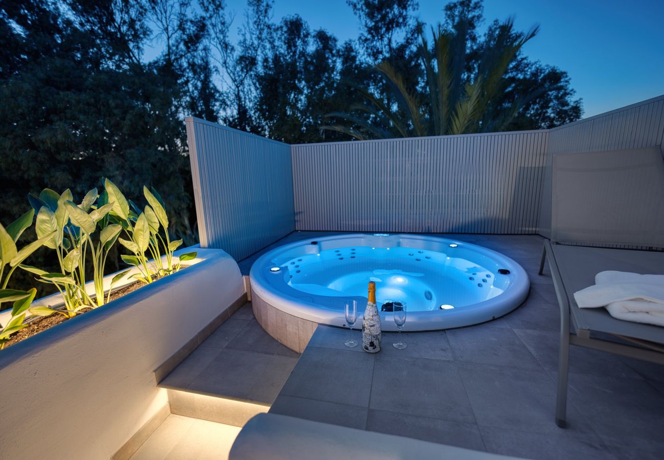 Apartamento en Marbella - 1081 Luxurious Beachfront Penthouse with Jacuzzi