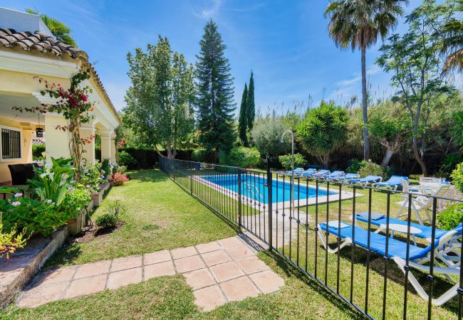 Villa en Estepona - 1106 Luxurious Family Villa with Heated Pool