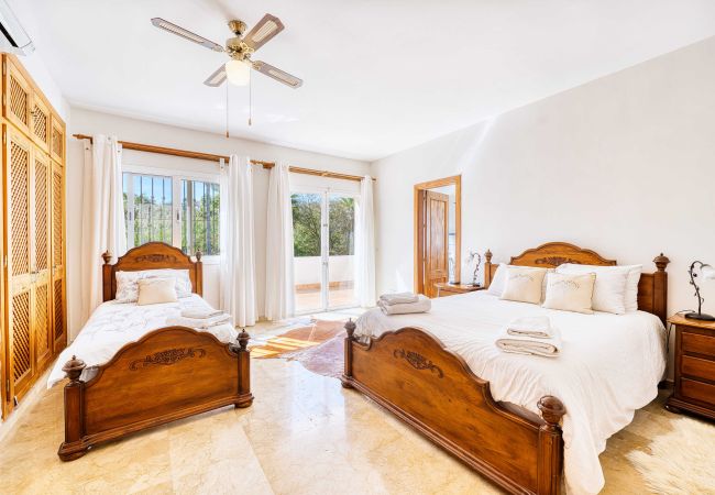 Villa en Estepona - 1106 Luxurious Family Villa with Heated Pool