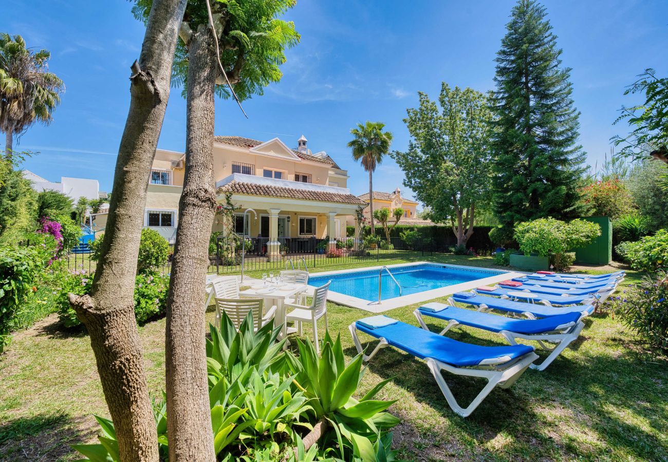 Villa en Estepona - 1106 Luxurious Family Villa with Heated Pool