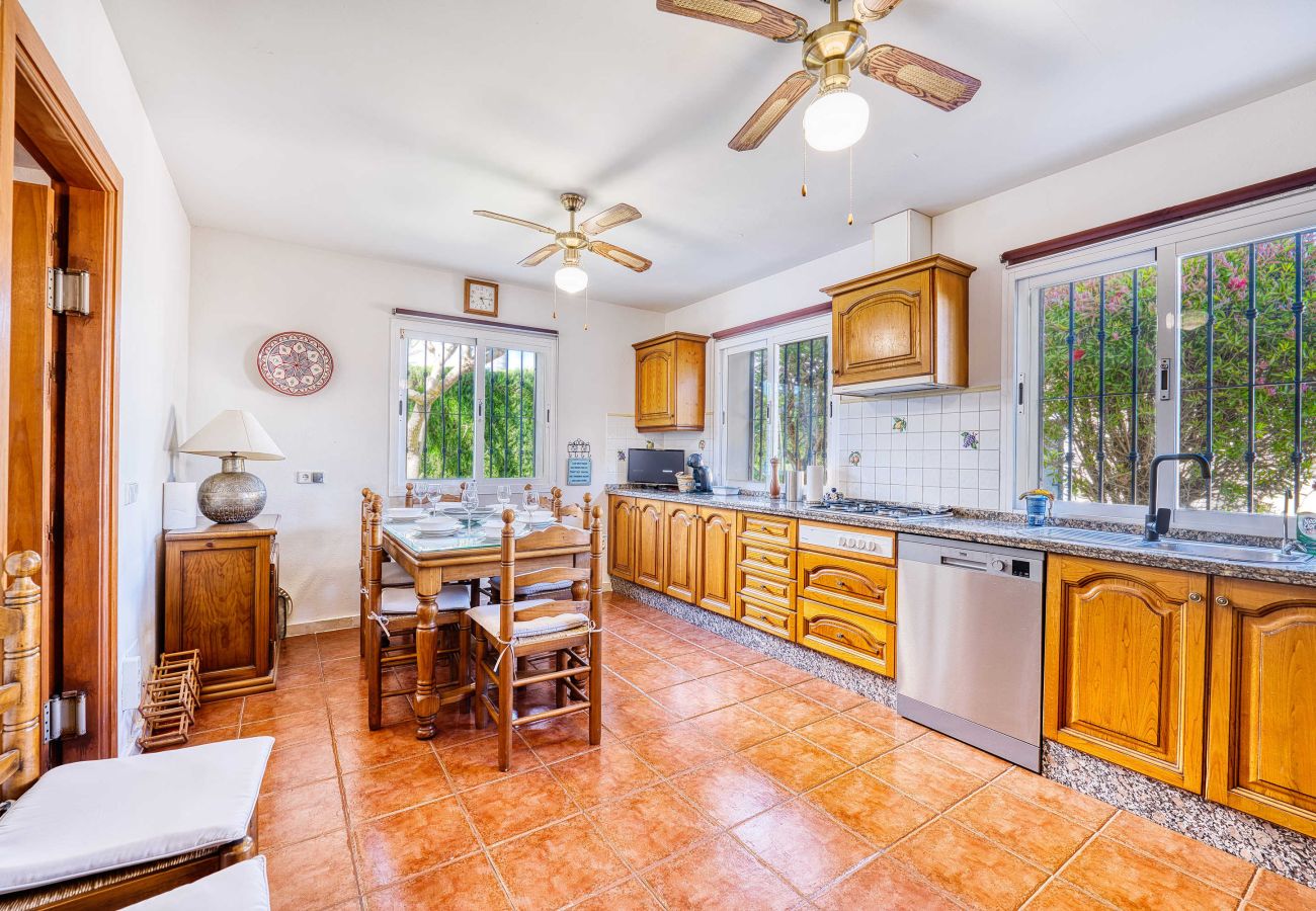 Villa en Estepona - 1106 Luxurious Family Villa with Heated Pool