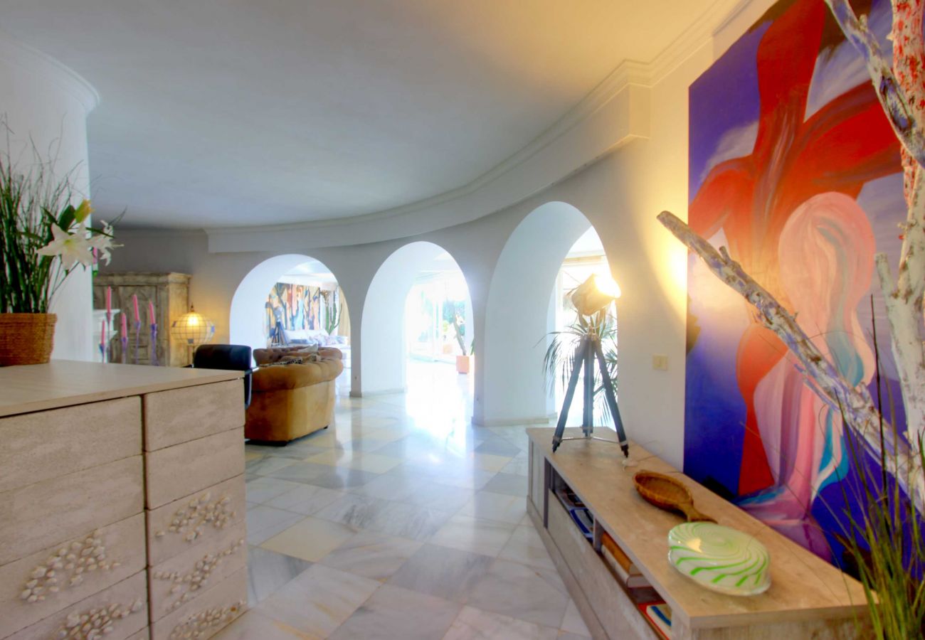 Villa en Marbella - 2042 Elegant Villa with Garden and Heated Pool