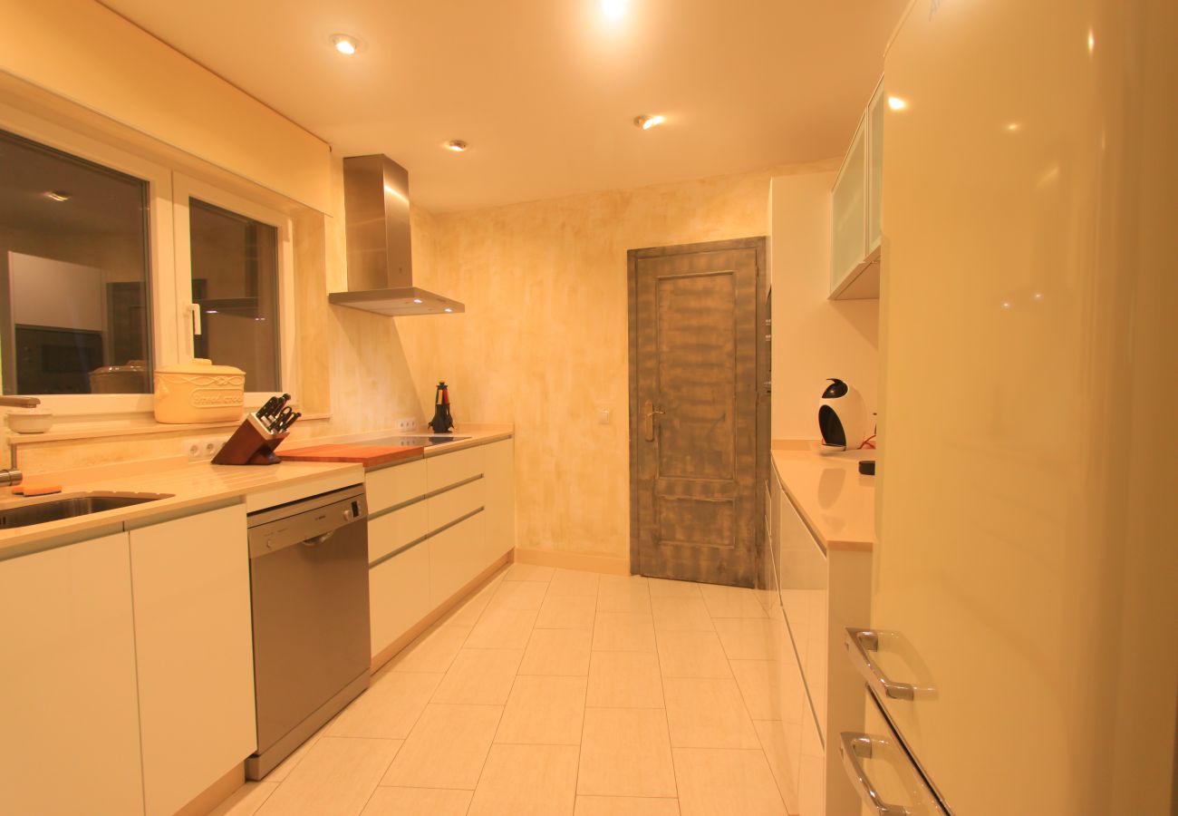 Villa en Marbella - 2042 Elegant Villa with Garden and Heated Pool