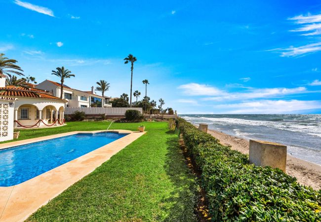 Villa en Marbella - 1100 Stunning Marbesa Beachfront Villa with Garden