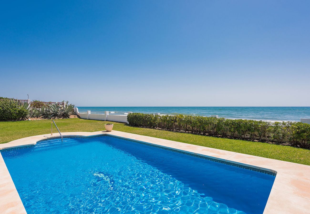 Villa en Marbella - 1100 Stunning Marbesa Beachfront Villa with Garden