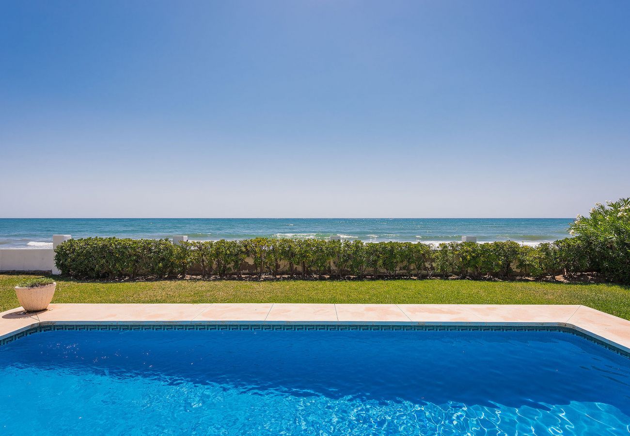 Villa en Marbella - 1100 Stunning Marbesa Beachfront Villa with Garden