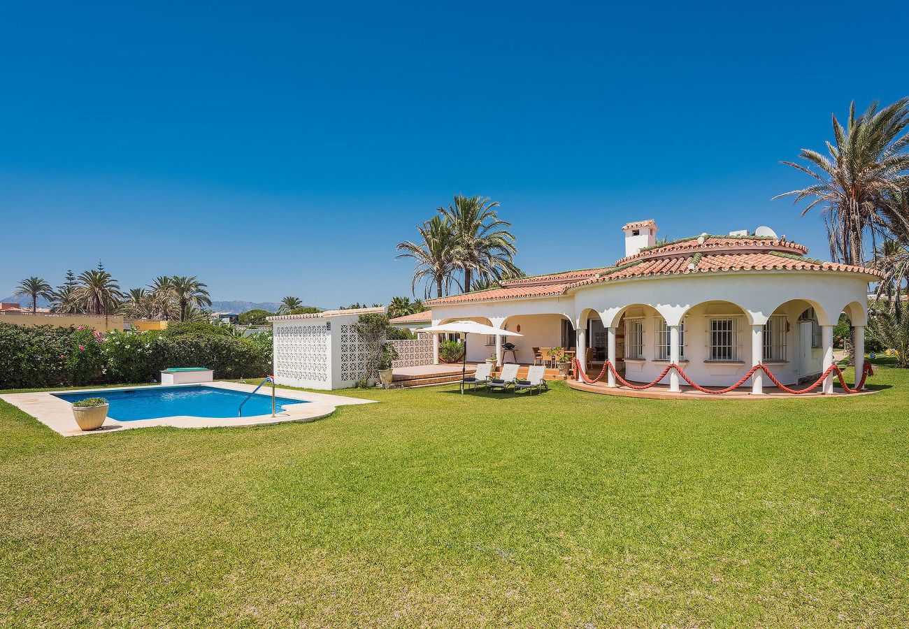 Villa en Marbella - 1100 Stunning Marbesa Beachfront Villa with Garden