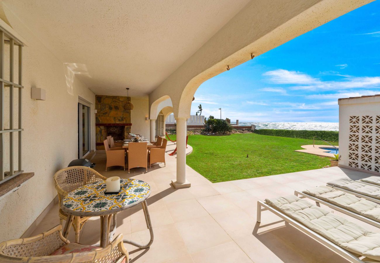 Villa en Marbella - 1100 Stunning Marbesa Beachfront Villa with Garden