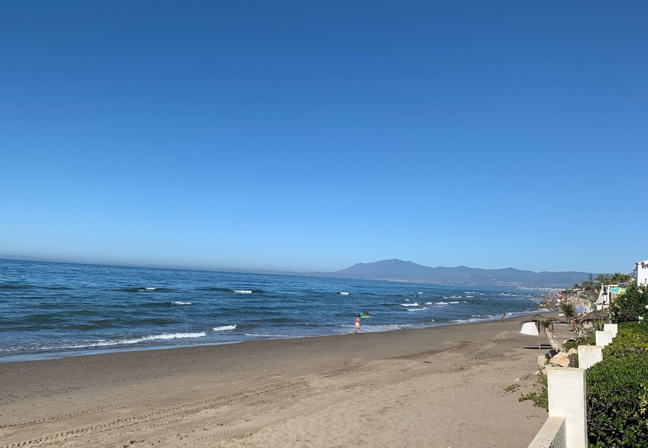 Villa en Marbella - 1100 Stunning Marbesa Beachfront Villa with Garden