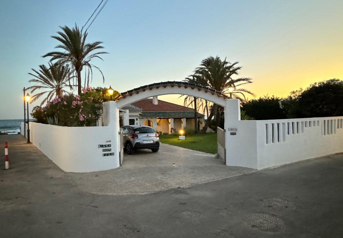 Villa en Marbella - 1100 Stunning Marbesa Beachfront Villa with Garden