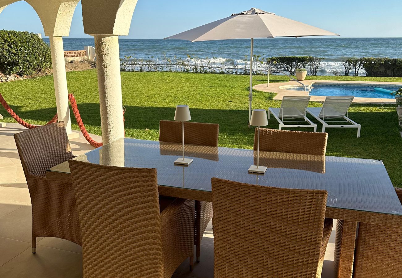 Villa en Marbella - 1100 Stunning Marbesa Beachfront Villa with Garden