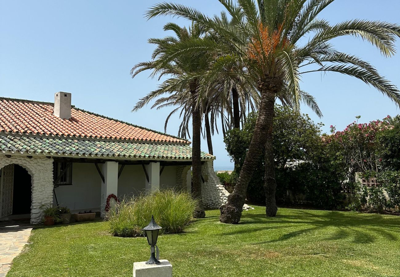 Villa en Marbella - 1100 Stunning Marbesa Beachfront Villa with Garden