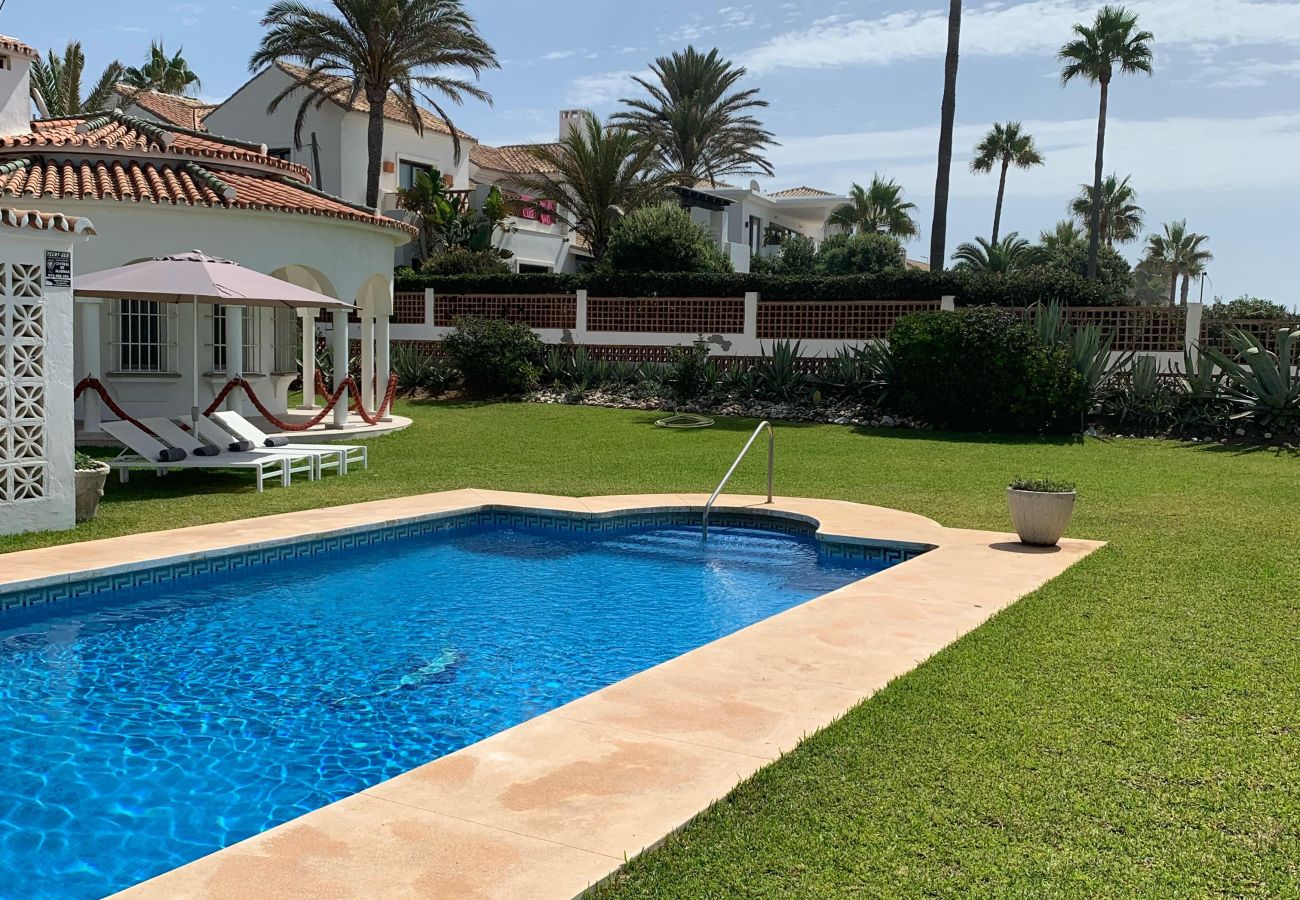 Villa en Marbella - 1100 Stunning Marbesa Beachfront Villa with Garden