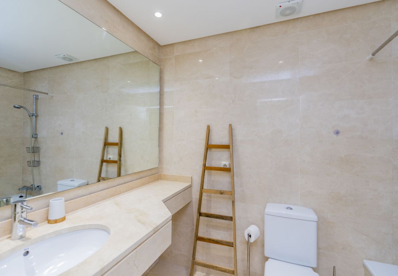 Apartamento en Casares - Modern 2-Bedroom Apartment - Alcazaba Lagoon (411)