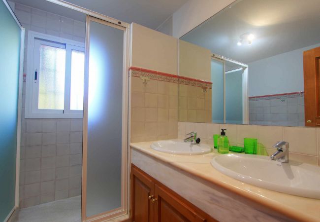 Villa en Estepona - 1072 Beachfront El Paraiso Retreat with Pool & BBQ