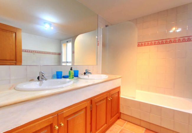 Villa en Estepona - 1072 Beachfront El Paraiso Retreat with Pool & BBQ