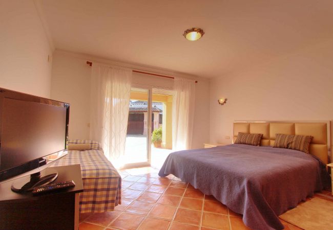 Villa en Estepona - 1072 Beachfront El Paraiso Retreat with Pool & BBQ