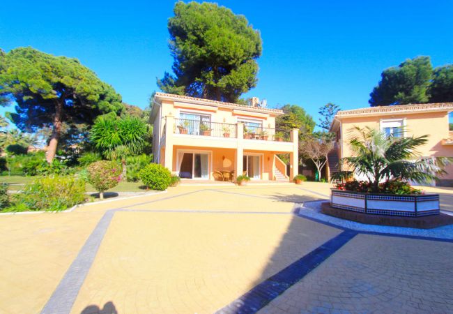Villa en Estepona - 1072 Beachfront El Paraiso Retreat with Pool & BBQ