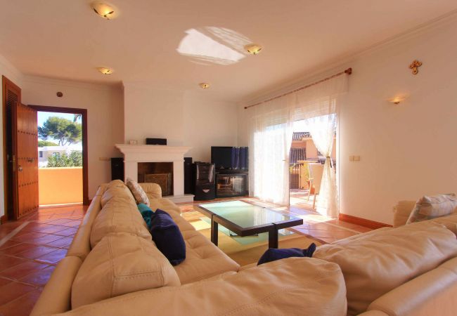 Villa en Estepona - 1072 Beachfront El Paraiso Retreat with Pool & BBQ