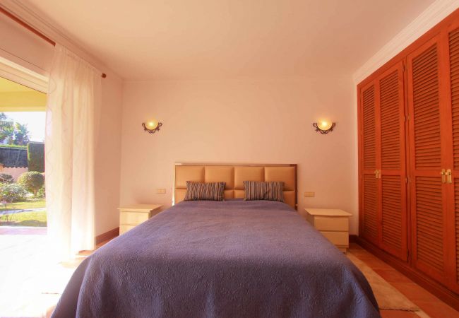 Villa en Estepona - 1072 Beachfront El Paraiso Retreat with Pool & BBQ