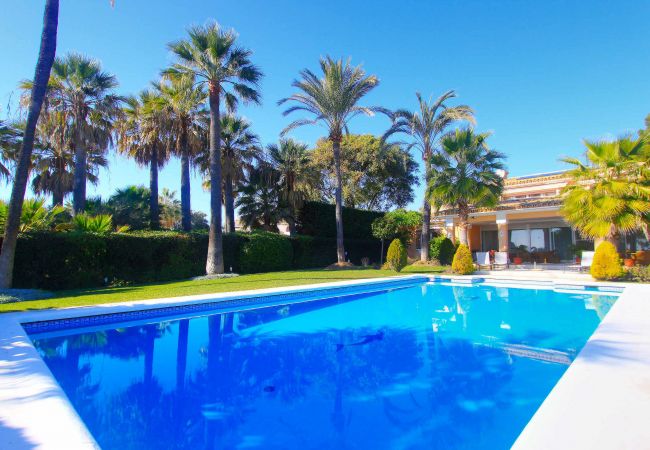 Villa en Estepona - 1072 Beachfront El Paraiso Retreat with Pool & BBQ
