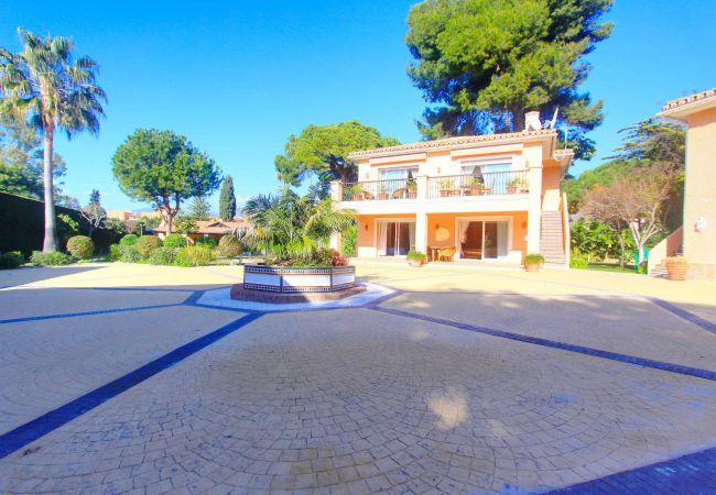 Villa en Estepona - 1072 Beachfront El Paraiso Retreat with Pool & BBQ
