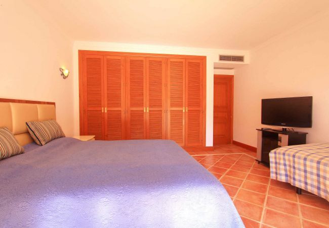 Villa en Estepona - 1072 Beachfront El Paraiso Retreat with Pool & BBQ