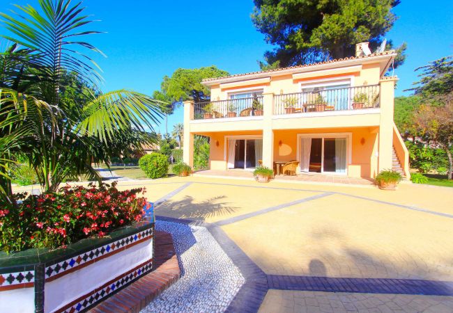 Villa en Estepona - 1072 Beachfront El Paraiso Retreat with Pool & BBQ