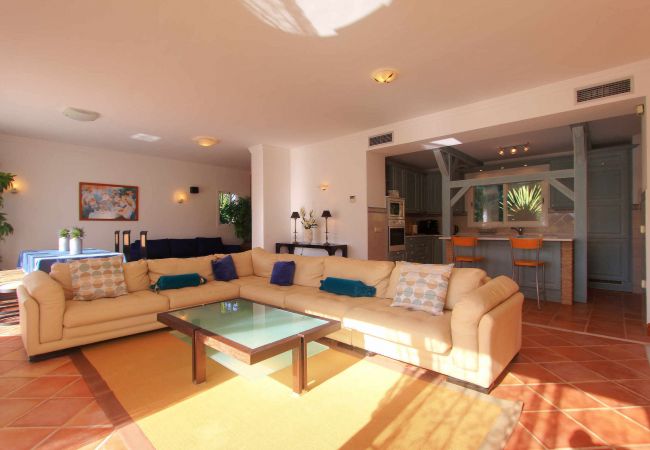Villa en Estepona - 1072 Beachfront El Paraiso Retreat with Pool & BBQ