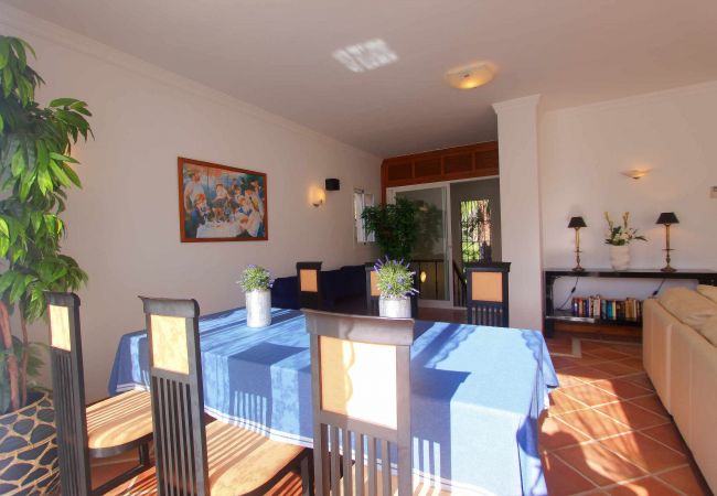 Villa en Estepona - 1072 Beachfront El Paraiso Retreat with Pool & BBQ