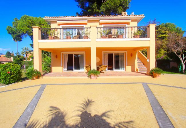 Villa en Estepona - 1072 Beachfront El Paraiso Retreat with Pool & BBQ